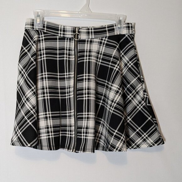 HOT TOPIC Black & White Plaid Circle Flare Mini Skirt; Front Zipper; Size S - Picture 1 of 4